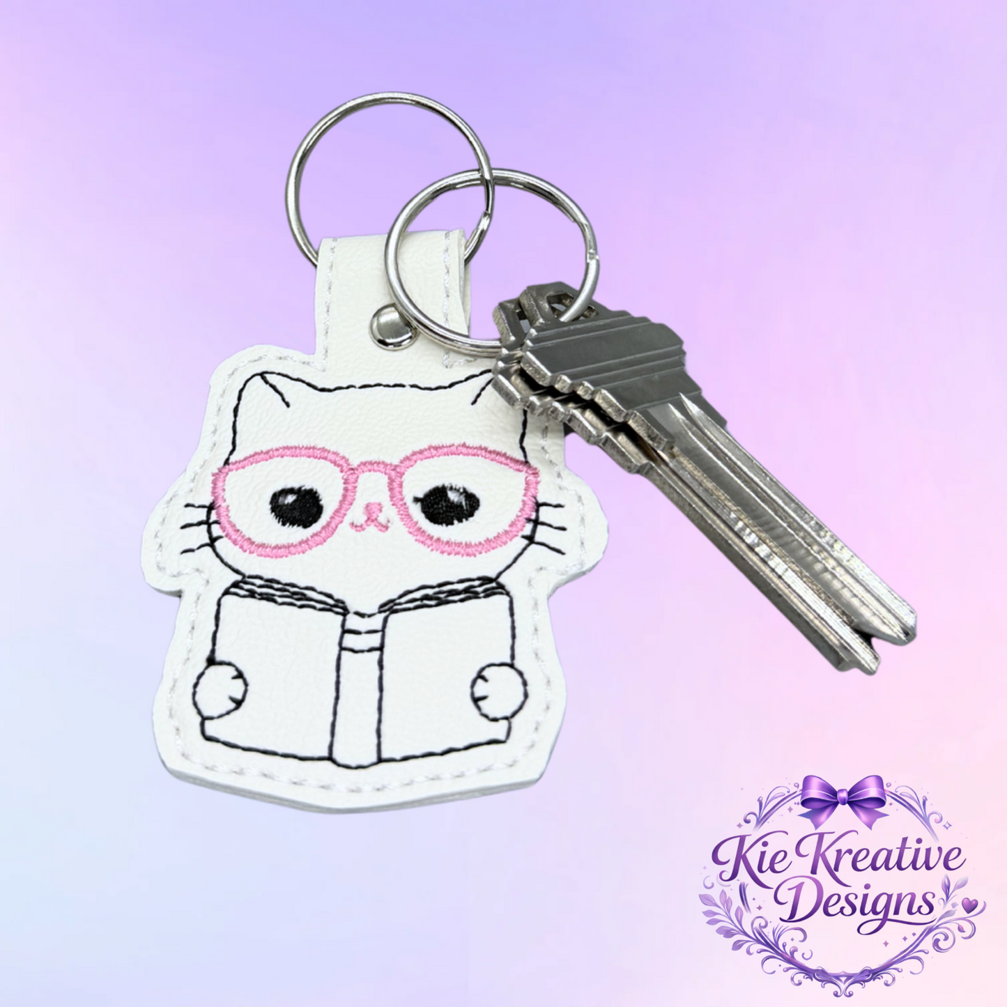 Embroidered Book Lover Cat Keychain – Cute Reading Kitty Key Fob – Bibliophile Gift – Reader Accessory – Teacher Book Club Gift